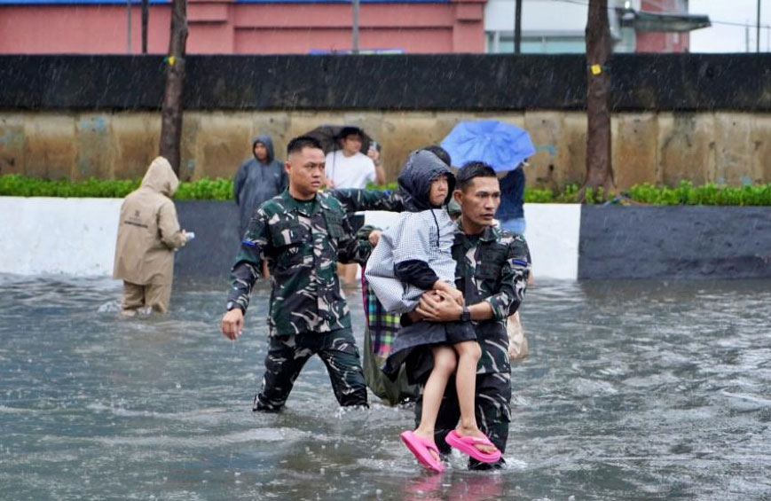 banjir-jakarta-tni-AL
